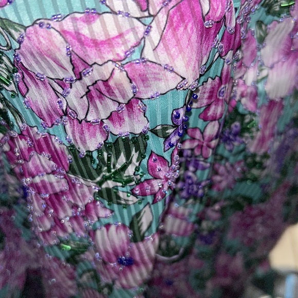 Floral Blouse with ties on the side - Picture 7 of 8